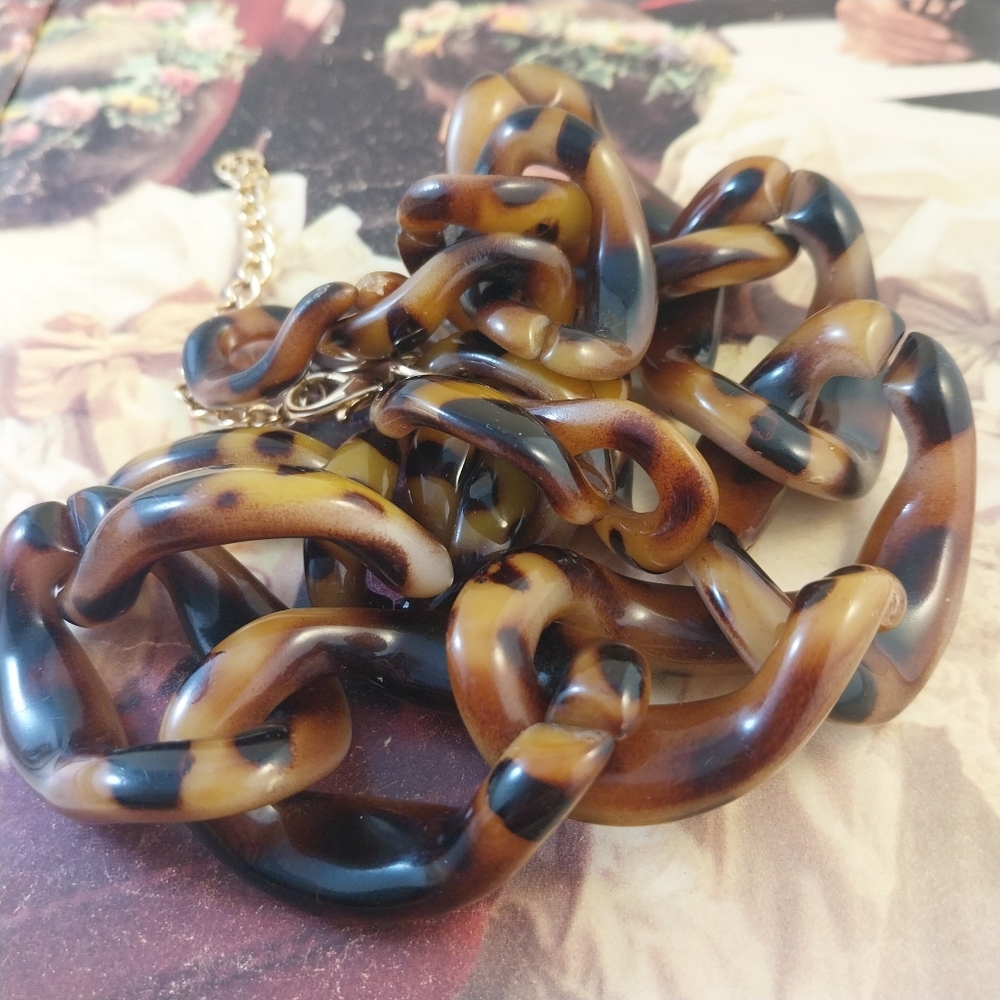 Chic Tortoise Plastik Necklace - Picture 10 of 14
